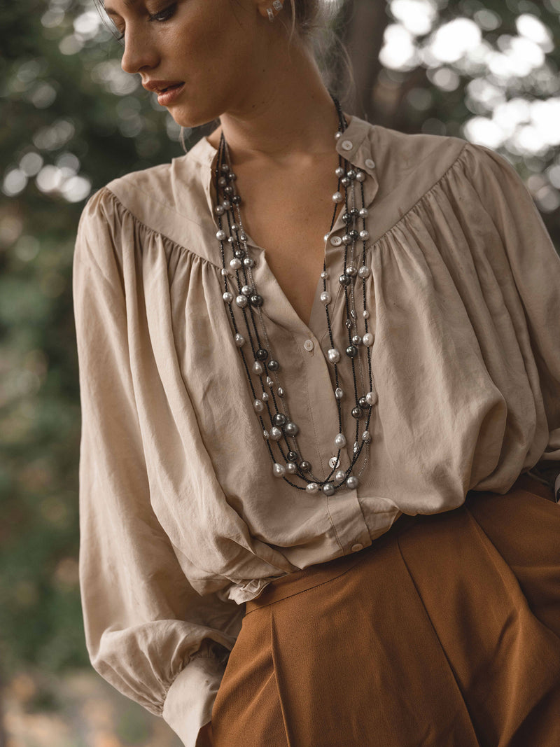 Le mannequin porte ici 4 colliers différents.