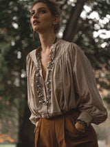 Le mannequin porte ici 4 colliers différents. 