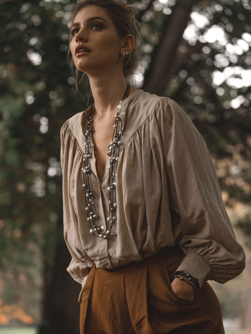 Le mannequin porte ici 4 colliers différents. 